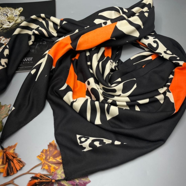 روسری پاییزه مشکی آجری منگوله دار