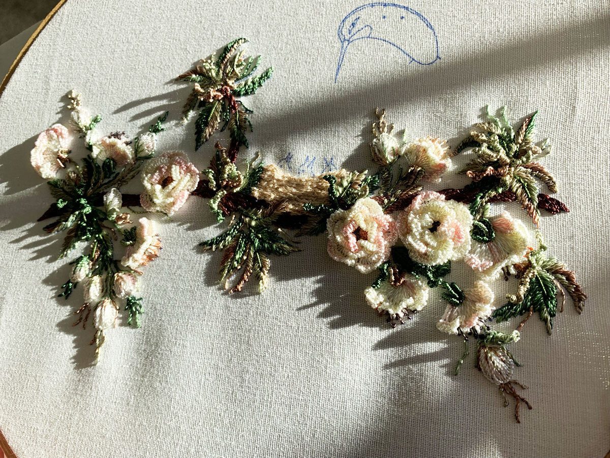 گلدوزی حرفه ای با دست مرغ مگس خوار و گل ها