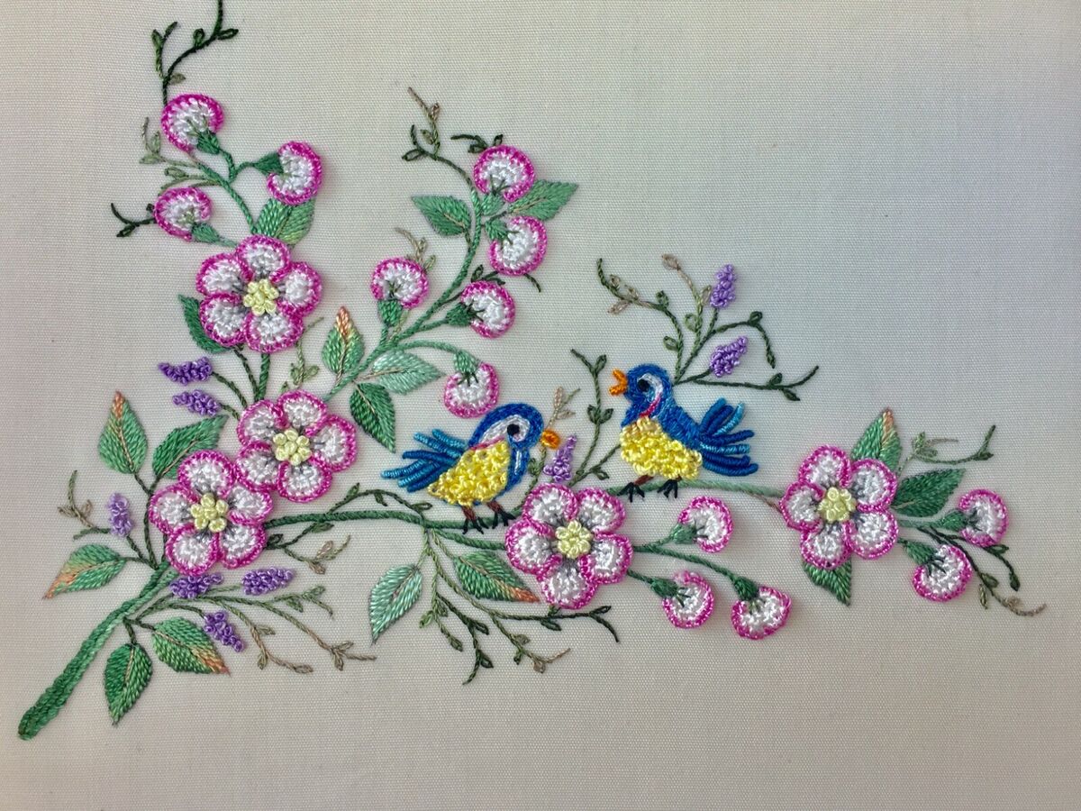 گلدوزی حرفه ای با دست دو پرنده و شکوفه