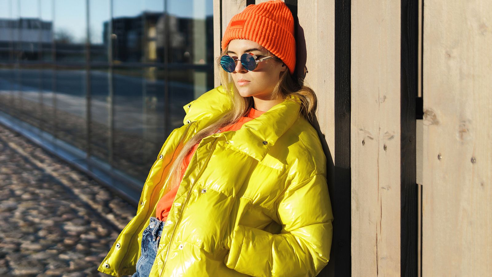 تیپ اسپرت دخترانه زمستانه با کاپشن پافر زرد و کلاه نارنجی